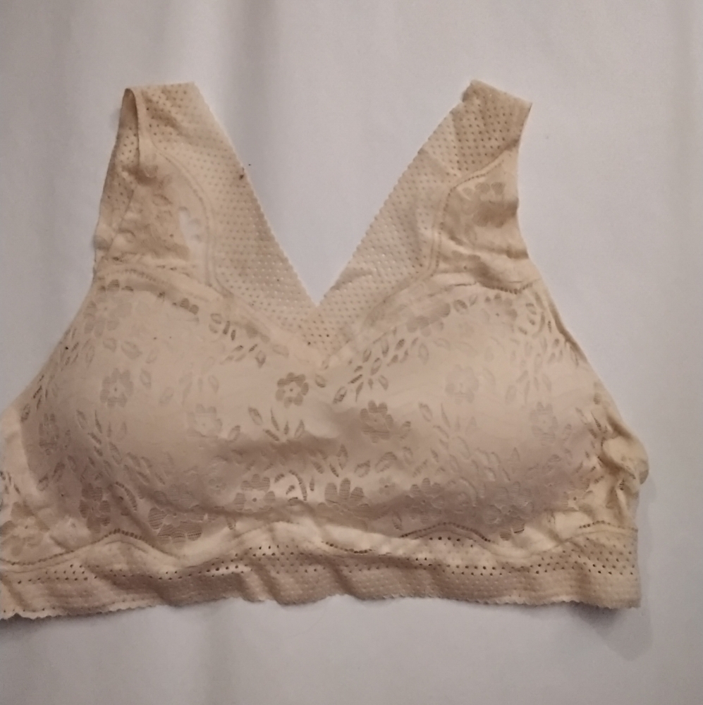 Women's pullover lace padded bras.